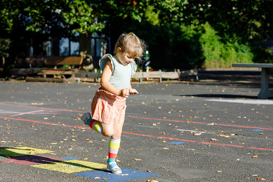 Top 3 Exciting Outdoor Activities That Will Fascinate Toddlers - Montessori daycare - Montessori West